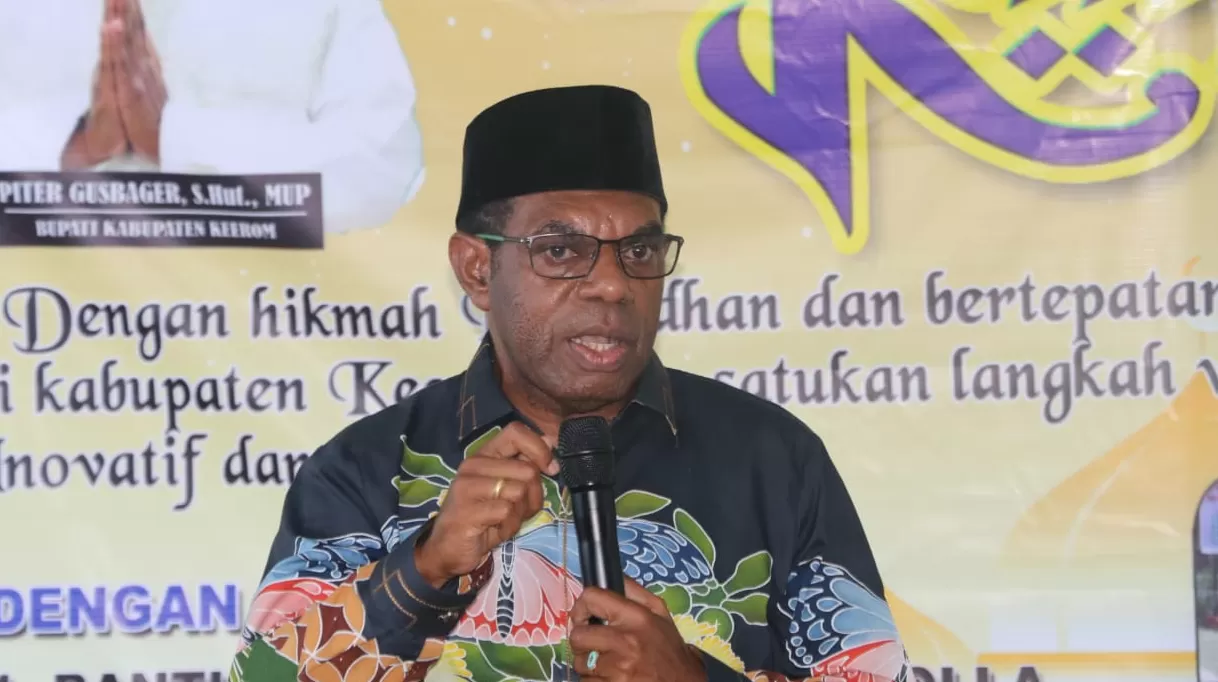 Bupati Keerom Piter Gusbager bicara soal SK PNS 1000 yang disebut palsu. Piter menegaskan agar jangan menyebarkan berita menyesatkan semacam itu di Keerom. (CEPOSONLINE.COM/Mustakim Ali)