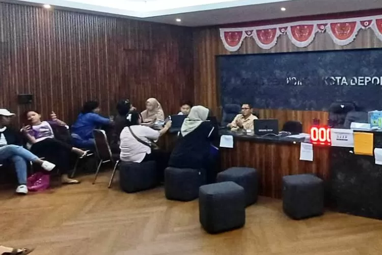 ILUSTRASI Ruang pengaduan SPMB 2025 di lantai 4, gedung Dibaleka 2, Balaikota Depok. (ANDIKA/RADAR DEPOK)