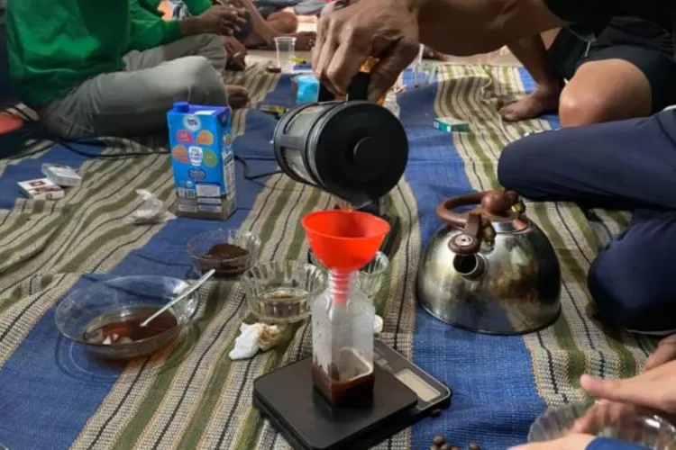  Suasana pelatihan pembuatan produk kopi kemasan yang dilakukan mahasiswa UMM di Desa Tambakasri, Malang, sebagai bagian dari program pemberdayaan masyarakat. (Foto/Metrotvnews.)