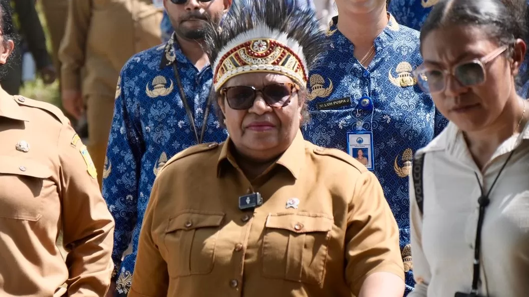 Wamendagri Ribka Haluk saat kunjungan di Papua. (Humas Wamendagri)
