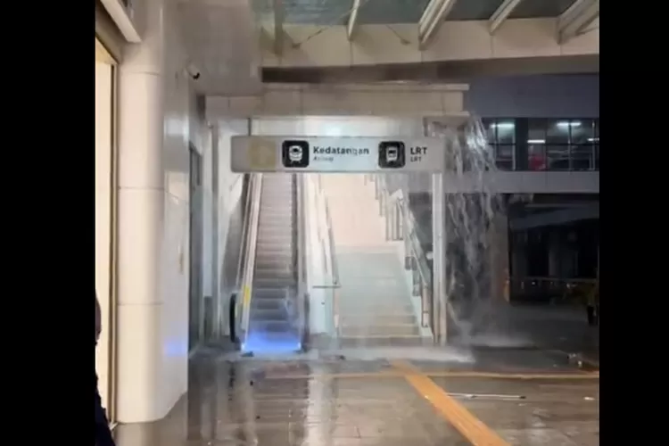 Kondisi luapan air di Stasiun Kereta Cepat Whoosh Halim (Sumber: Twitter)