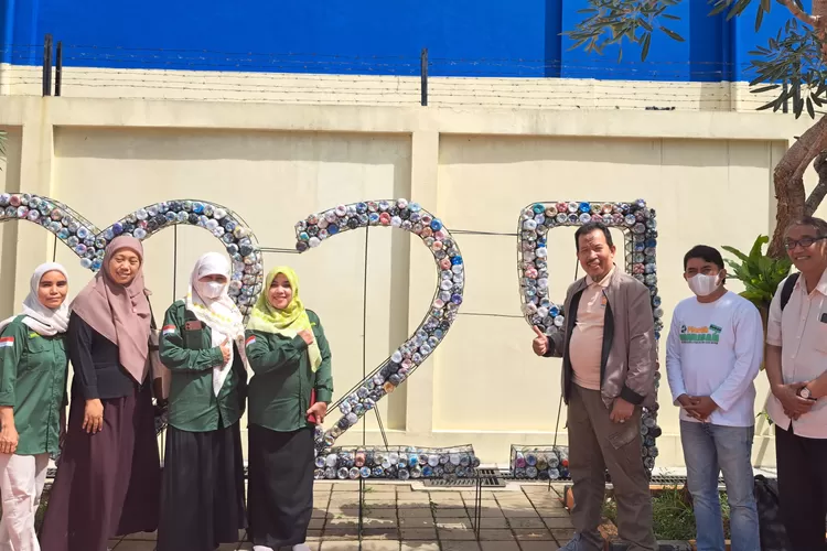 Tim Monev KemenPUPR bersama jajaran SMPN 29 Depok melakukan monitoring soal pengelolaan sampah di sekolah tersebut. (ANDIKA EKA/RADAR DEPOK)