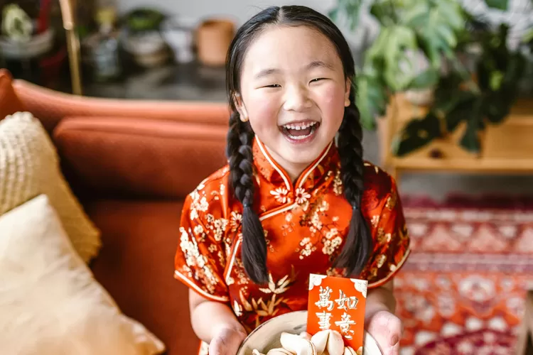 9 Kegiatan yang Dipercaya Dapat Membawa Keberuntungan Saat Tahun Baru Imlek, Salah Satunya pakai Baju Merah (Pexels/RDNE Stock project)