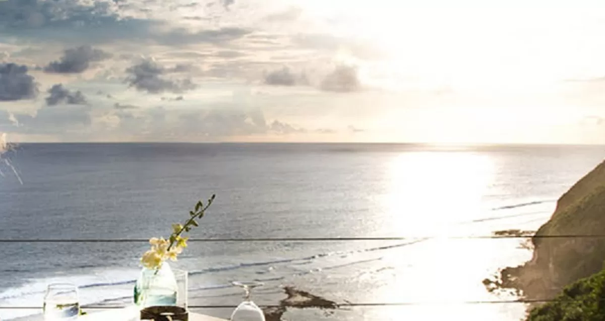 Senja di Pantai Jimbaran momen golden hour, di mana deburan ombak dan  aroma seafood cafe menemui langit senja. Spot favorit wisatawan dan  lokal  untuk  sunset  dinner romantis (Bali Travel News/ist)