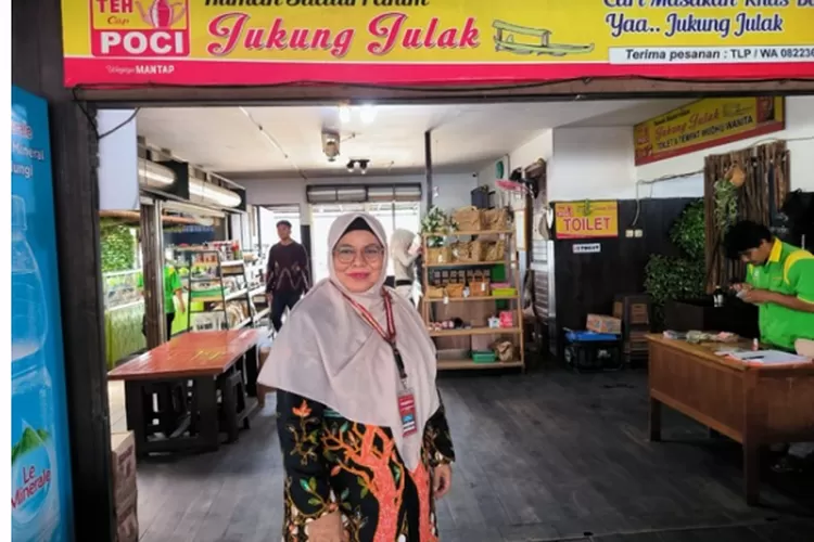 Hj Maserah di depan Warung Jukung Julak miliknya