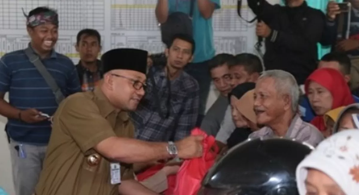 Walikota Tanjungpinang Lis Daransyah saat membagikan paket sembako kepada Rumah Tangga Sasaran (RTS) di empat Kecamatan Kota Tanjungpinang beberapa waktu lalu.(dok.Diskominfo Tanjungpinang)