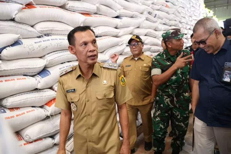 Wakil Bupati Jaro Ade saat mengecek ketersediaan beras di Gudang Bulog Dramaga. (ACHMAD KURNIAWAN/KABAR BOGOR)