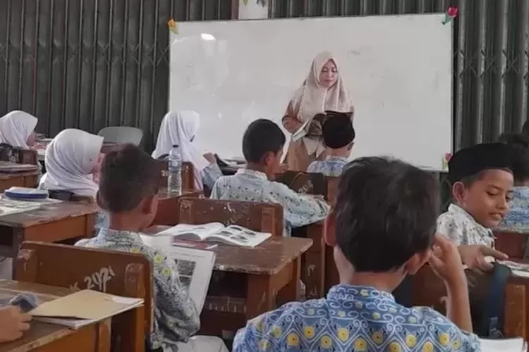 Saat berlangsungnya proses kegiatan belajar mengajar (KBM) di salah satu sekolah di Kota Depok. (DOKUMENTASI RADAR DEPOK&nbsp;)