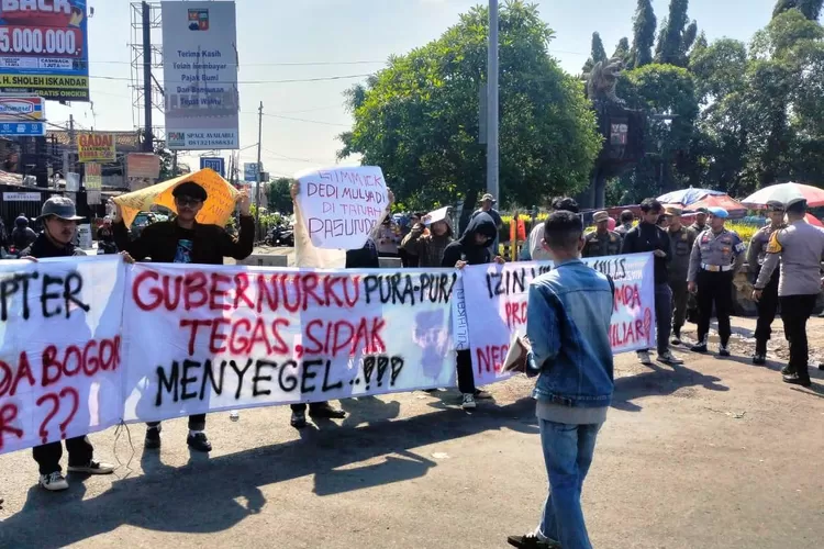 Aksi mahasiswa menuntut pemerintah membekukan izin perusahaan-perusahaan yang merusak kawasan Puncak di Simpang Tugu Macan Ciawi. (KABAR BOGOR)