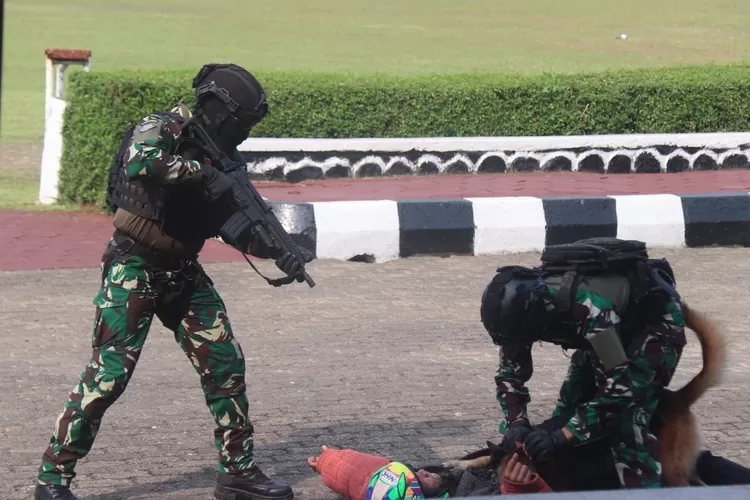 Prajurit TNI latihan tempur di komplek Pemkab Bogor. (KABAR BOGOR)