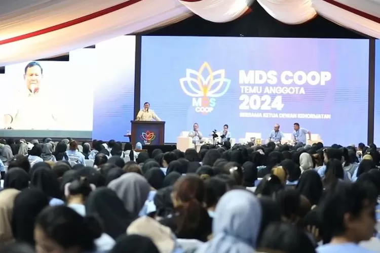 Prabowo Subianto Dalam acara 'Temu Anggota Mekar Digital Sejahtera (MDS Coop) 2024' di Pakansari, Bogor, memberikan bantuan alat produksi kepada  para pengusaha UMKM Indonesia.