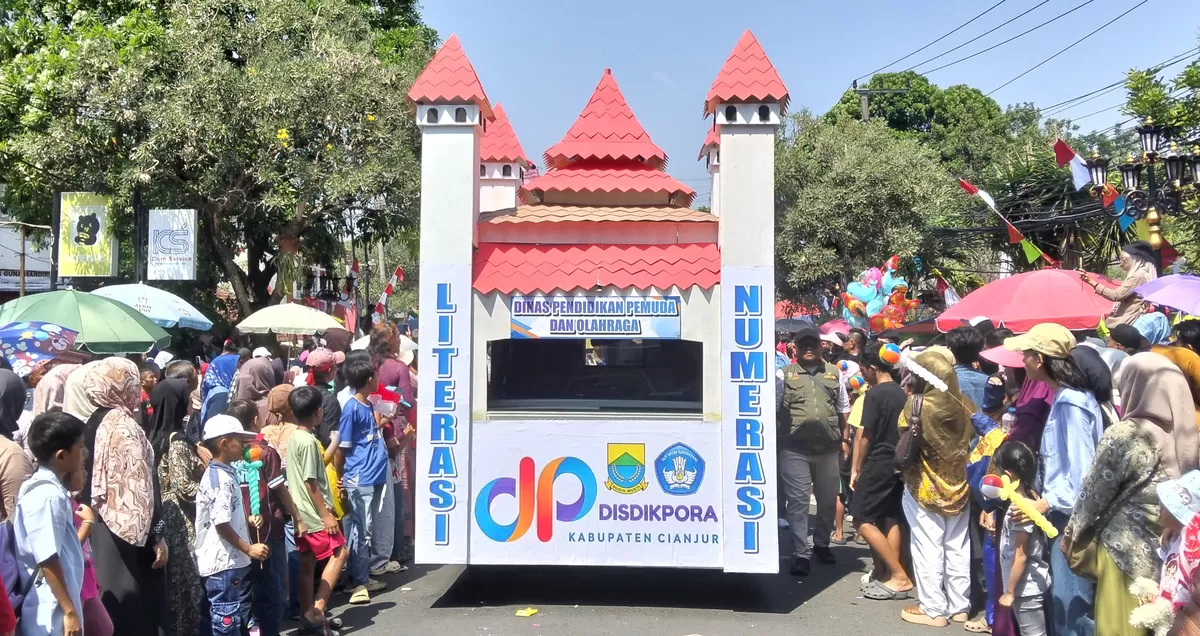 Tampilan mobil hias edukatif milik Disdikpora Cianjur bertema NGAOS yang menyemarakkan gelaran Karnaval Budaya 2026. (FOTO: Ist)