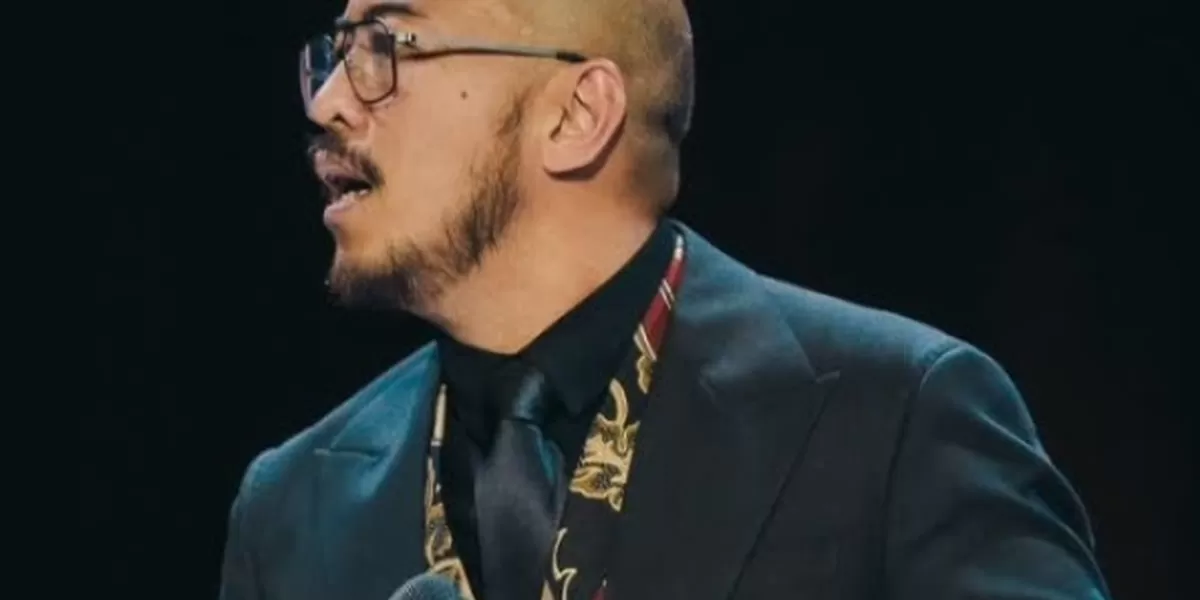 Menyoroti aksi pertunjukan komika, Pandji Pragiwaksono dalam show stand up comedy bertajuk Mens Rea. (Instagram.com/@pandji.pragiwaksono)