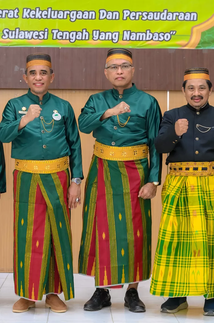 Bersama Gubernur Sulteng, Anwar Hafid (kiri). Nenk kini resmi memimpin PW KKLR Sulteng periode 2025-2030.