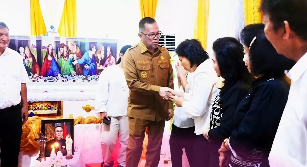 Wakil Wali Kota Manado Richard Sualang melayat ke dua rumah duka di Paal IV dan Buha sebagai bentuk penghormatan terakhir. (Dok. Facebook/Wawali RS)