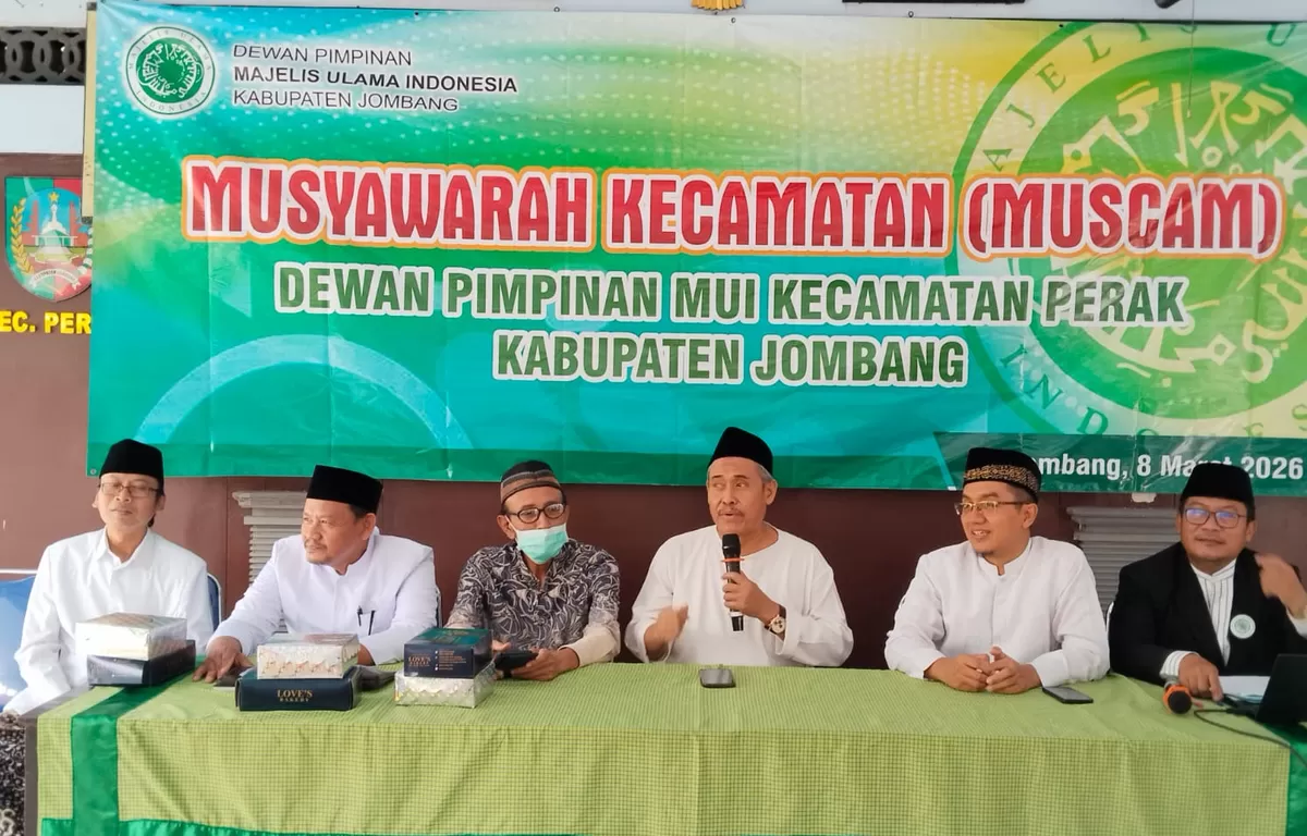 KH. M. Haris Munawir (tengah) menyampaikan sambutan usai terpilih sebagai Ketua MUI Kecamatan Perak, Jombang. (SketsaNusantara.id)