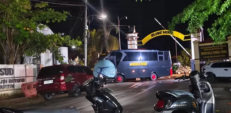 USAI PEMERIKSAAN: Iring-iringan penyidik tim KPK meninggalkan halaman Polres HSU. (Foto: Radar Banjarmasin ) 