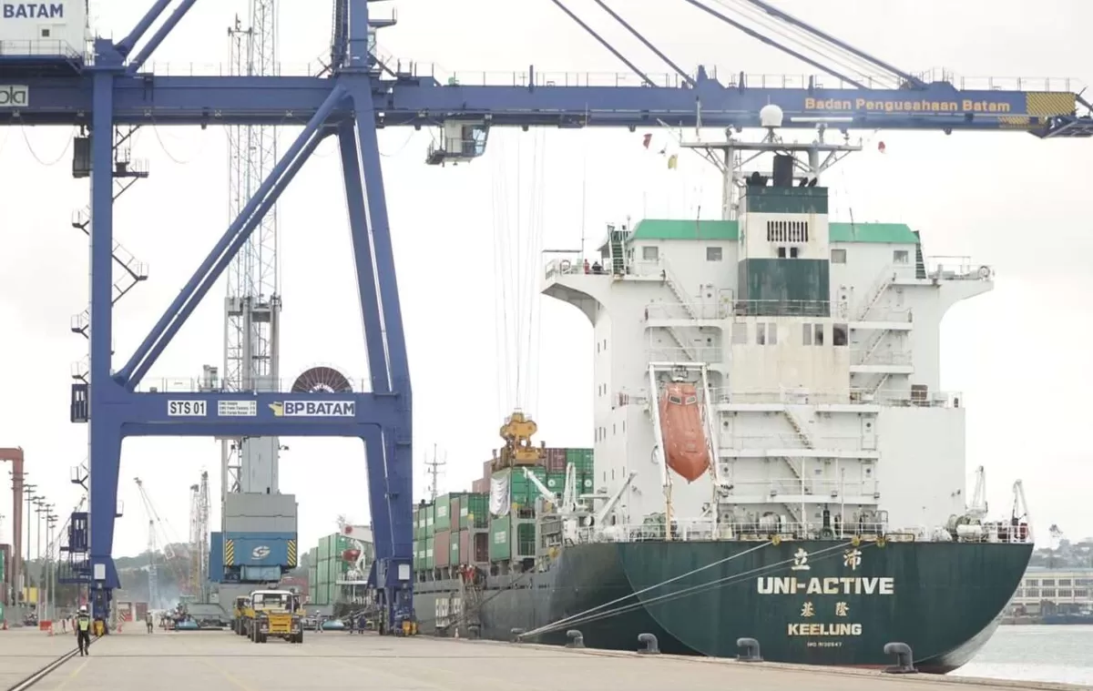 Kapal Kontainer sedang berlabuh di Pelabuhan Peti Kemas Batuampar. (Foto:Humas Bp Batam)