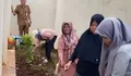 Beres Tanam Pohon di Kantor Kelurahan Mampang Depok, Lurah Sasar RW2