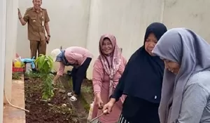 Beres Tanam Pohon di Kantor Kelurahan Mampang Depok, Lurah Sasar RW2