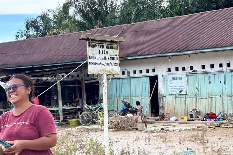 Rumah yang berdekatan dengan aliran sungai di Tapanuli Selatan banyak yang menjadi korban, tak terkecuali klinik bidan Nova Monica, di&nbsp;Kelurahan Muara Manompas Lingkungan 2 Kecamatan Muara Batang Toru. (WAHYU/RADAR SUKABUMI)