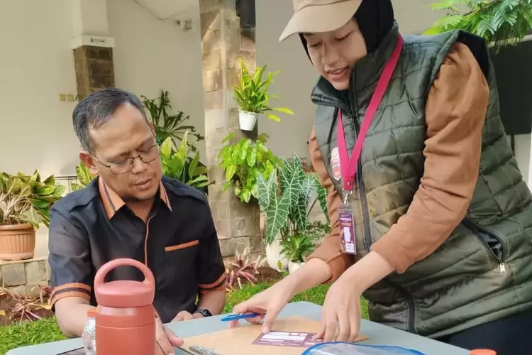 Wakil Walikota Depok Imam Budi Hartono tengah didata petugas Pantarlih di kediamannya. (KPU Depok)