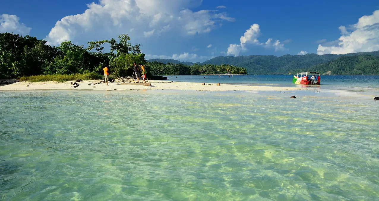 Pulau Balak: Keindahan Pantai Berpasir Putih dan Lautan Biru - Menyuguhkan pemandangan spektakuler