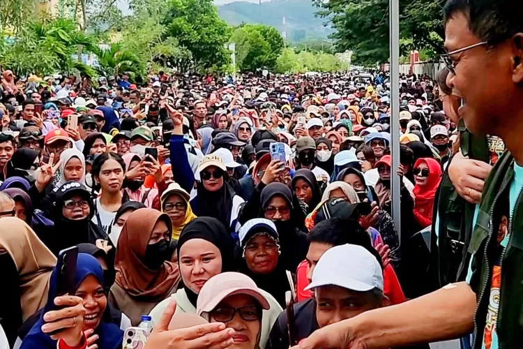 Gubernur Rusdy Mastura saat melepas ribuan peserta jalan santai Sangganipa Fest 2024 di Kabupaten Buol, Minggu 30 Juni 2024. (Foto: Ist).
