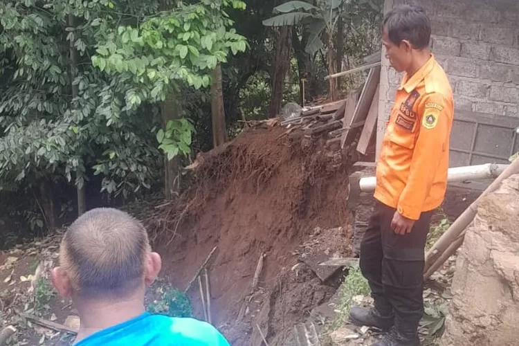 Kades Warung Menteng Asep Jaenal Arifin menginstruksikan agar aparat di desanya bersiaga. Hal itu untuk mengantisipasi sejumlah bencana yang terjadi. (Foto: Anto)