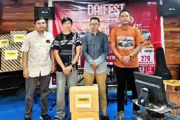 MRM Cabang Morowali memberikan doorprize kepada pelanggan setia Daihatsu yang ada di Poso yang diberikan Pimpinan Cabang MRM Arfat Idrus