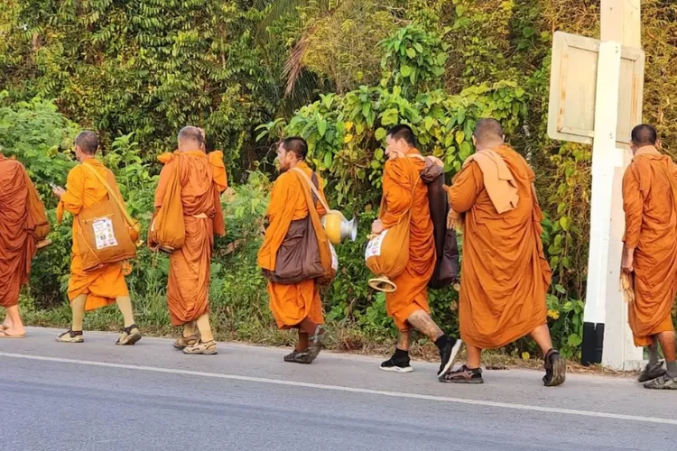 InJourney Sambut Bhikku Thudong Dalam Rangkaian Acara Perayaan Waisak ...