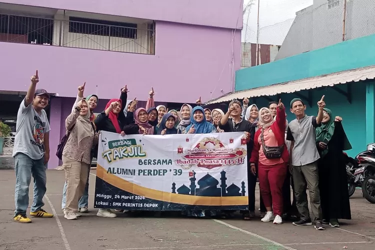 Alumni Perintis Depok berbagi takjil kepada warga dan pengendara di sekitaran sekolah. (ISTIMEWA)