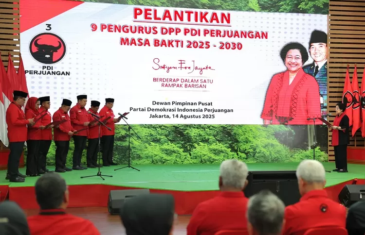 Megawati Lantik Hasto Kristiyanto jadi Sekjen DPP PDIP dan Delapan Pengurus DPP Masa Bakti 2025-2030.