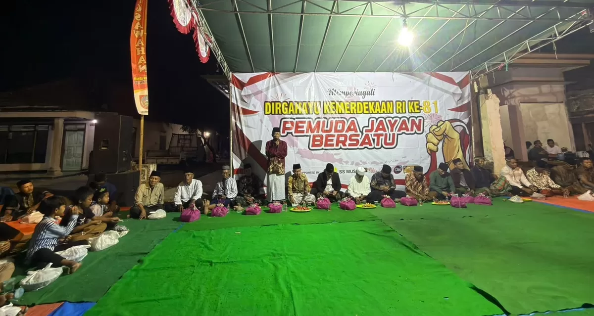 Suasana malam tirakatan di Dusun Jayan, Barongsawahan, Bandarkedungmulyo, Jombang. (As'ad Choirudin/SketsaNusantara.id)