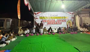 Khidmat, Warga NU-Muhammadiyah di Jombang Duduk  Bareng  Gelar Malam Tirakatan Peringati Kemerdekaan RI