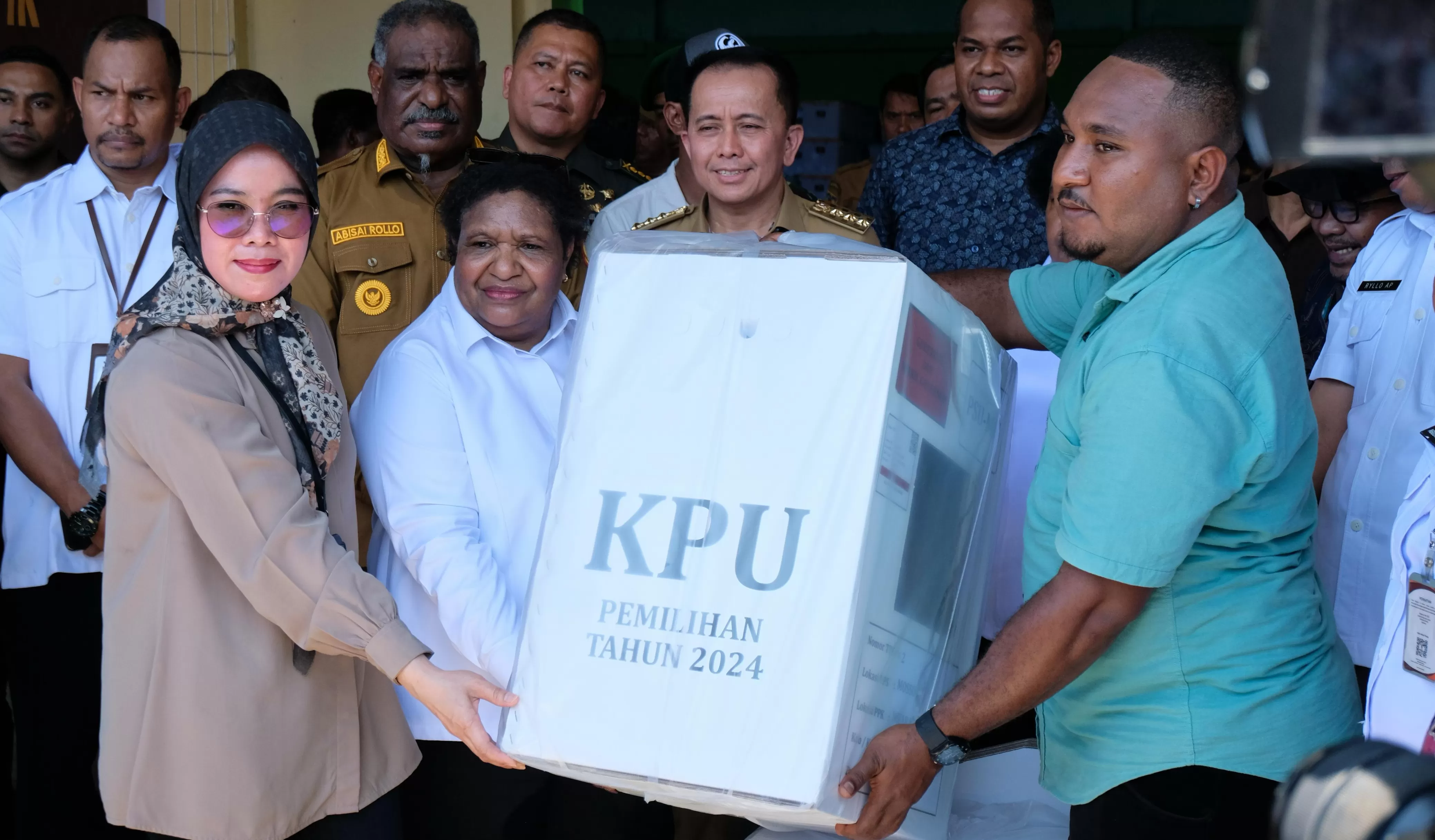 Wamendagri Ribka Haluk memimpin pelepasan logistik PSU Pilgub Papua di Entrop, Kota Jayapura, pada Senin, 4 Agustus 2025. (CEPOSONLINE.COM/GRATIANUS SILAS)