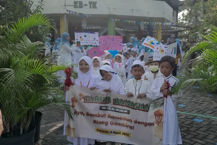 Menyambut datangnya bulan suci Ramadan 1445, KB-TK Al Muslim Sidoarjo menggelar kegiatan tarhib Ramadan dengan tema "Sang Pemimpin Cilik Menyambut Ramadan dengan Riang Gembira" pada Jumat, 8 Maret. 
