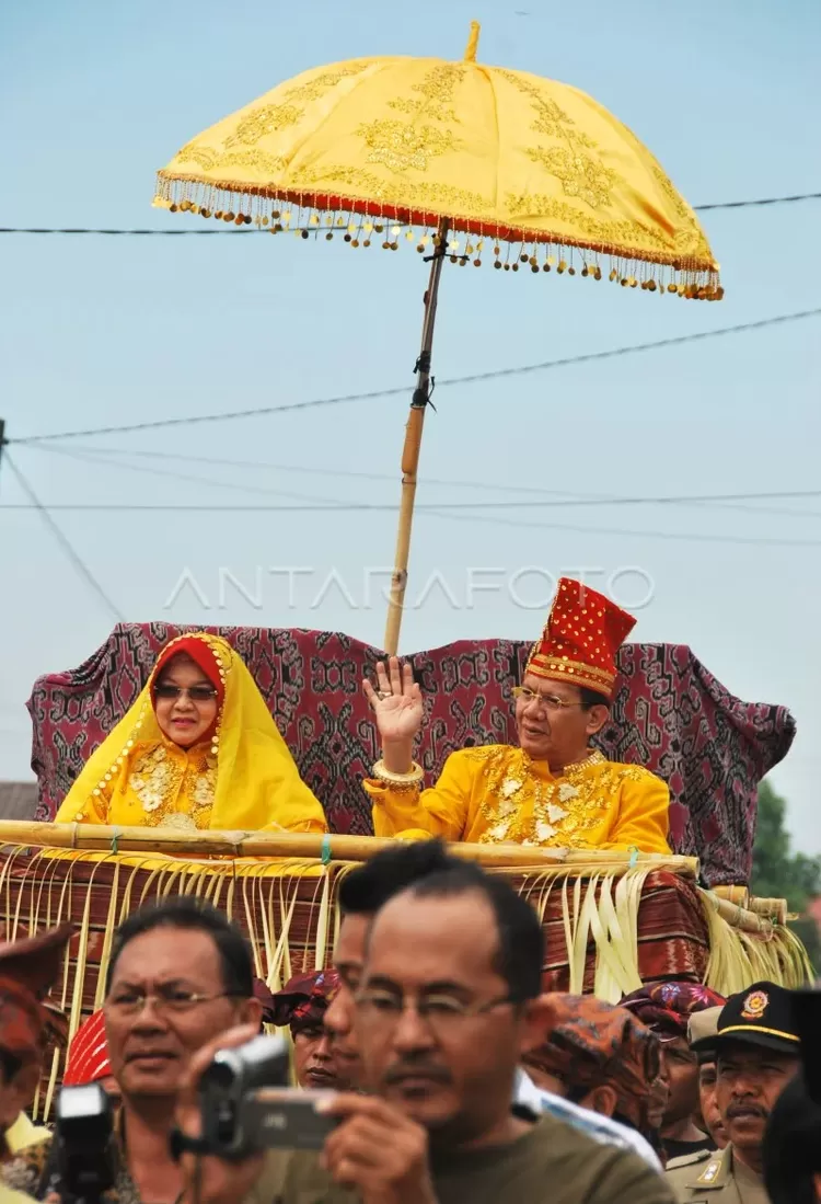 Longki Djanggola diarak bersama istri saat memperoleh gelar Toma Oge Nungata Kaili di tahun 2011 silam. (Foto Antara).