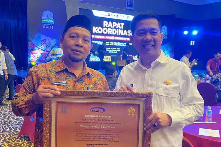 Sekda Abdya Salman Alfarisi (kanan) didampingi Inspektur Inspektorat Abdya Amiruddin Adi usai menerima penghargaan capaian kinerja di Hotel Hermes Palace Banda Aceh, Rabu (24/4)