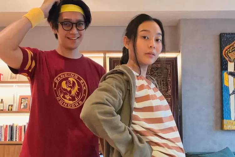 Pasangan Brandon Salim dan Dhika Himawan mengumumkan kehamilan anak pertama melalui unggahan foto baby bump di Instagram (Sabtu, 1/11/2025). (Instagram/@brandonsalim)