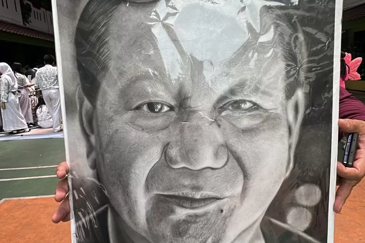 Bersyukur ada MBG, Siswi SMAN 13 Jakarta Utara Beri Sketsa Wajah Prabowo: Saya Sangat Kagum dan Terharu