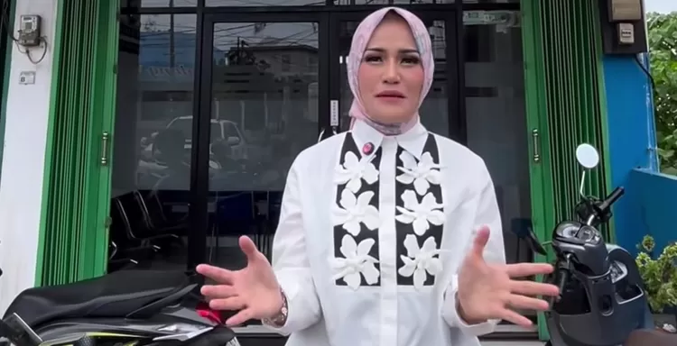 Selebgram Indah Mujyaer membaca puisi "Guru yang Pensiun"