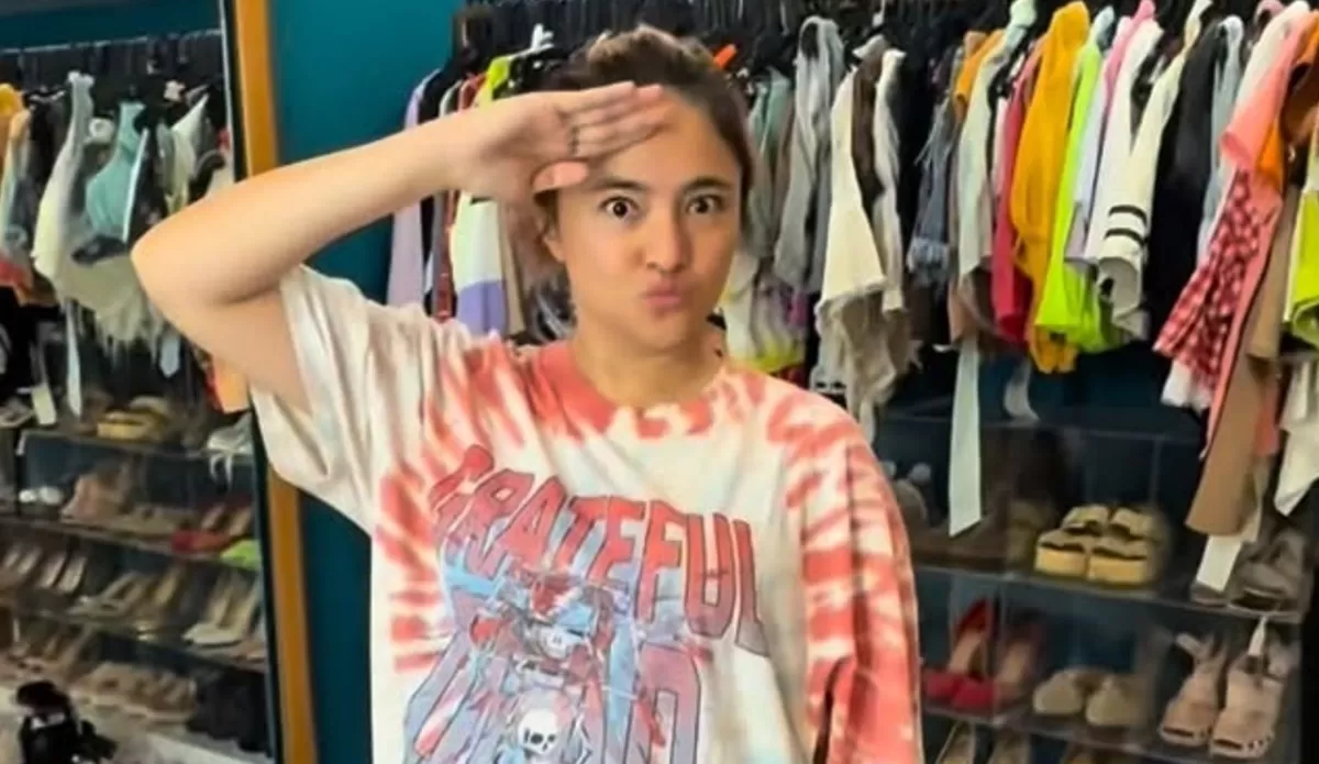 Potret Marshanda rapikan isi lemari dan kosongkan sebagian ruang dengan menjual pakaian preloved, kebiasannya menerapkan prinsip law of vacuum jadi sorotan (Instagram/marshanda99)