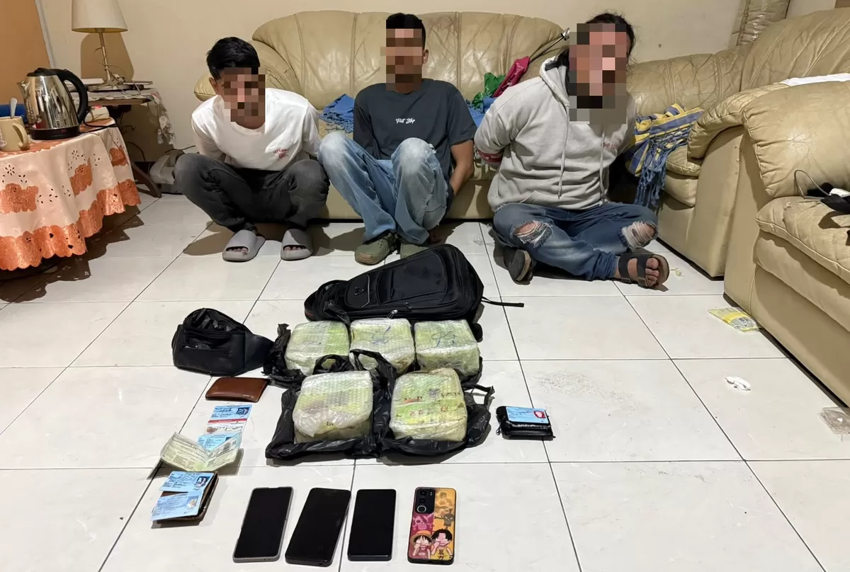Terduga pelaku dan barang bukti yang diamankan. (Dok. Bea Cukai Bogor)