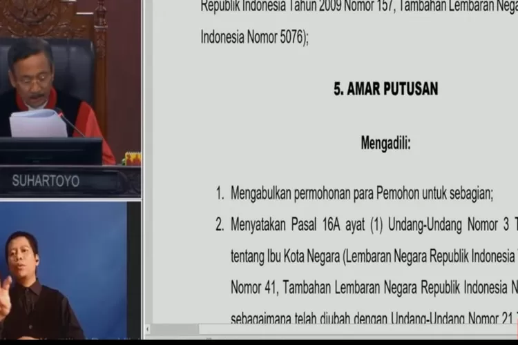Tangkapan layar saat hakim Suhartoyo membacakan amar putusan larangan Polisi menduduki jabatan sipil. (YouTube/Mahkamah Konstitusi RI)