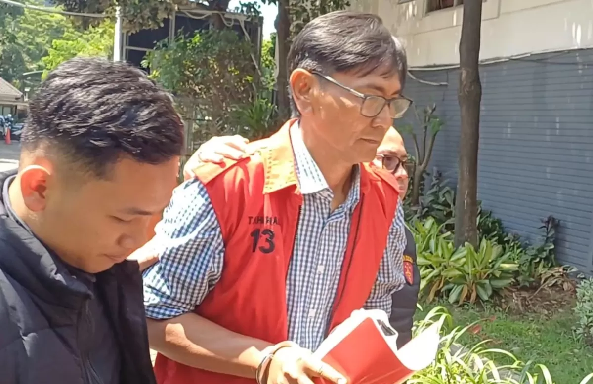Ony Setiawan, tersangka kasus dugaan korupsi pungli perizinan di Dinas ESDM Jatim, meninggal dunia di RSI Surabaya, Jumat (18/9/2026), setelah mengalami serangan jantung.