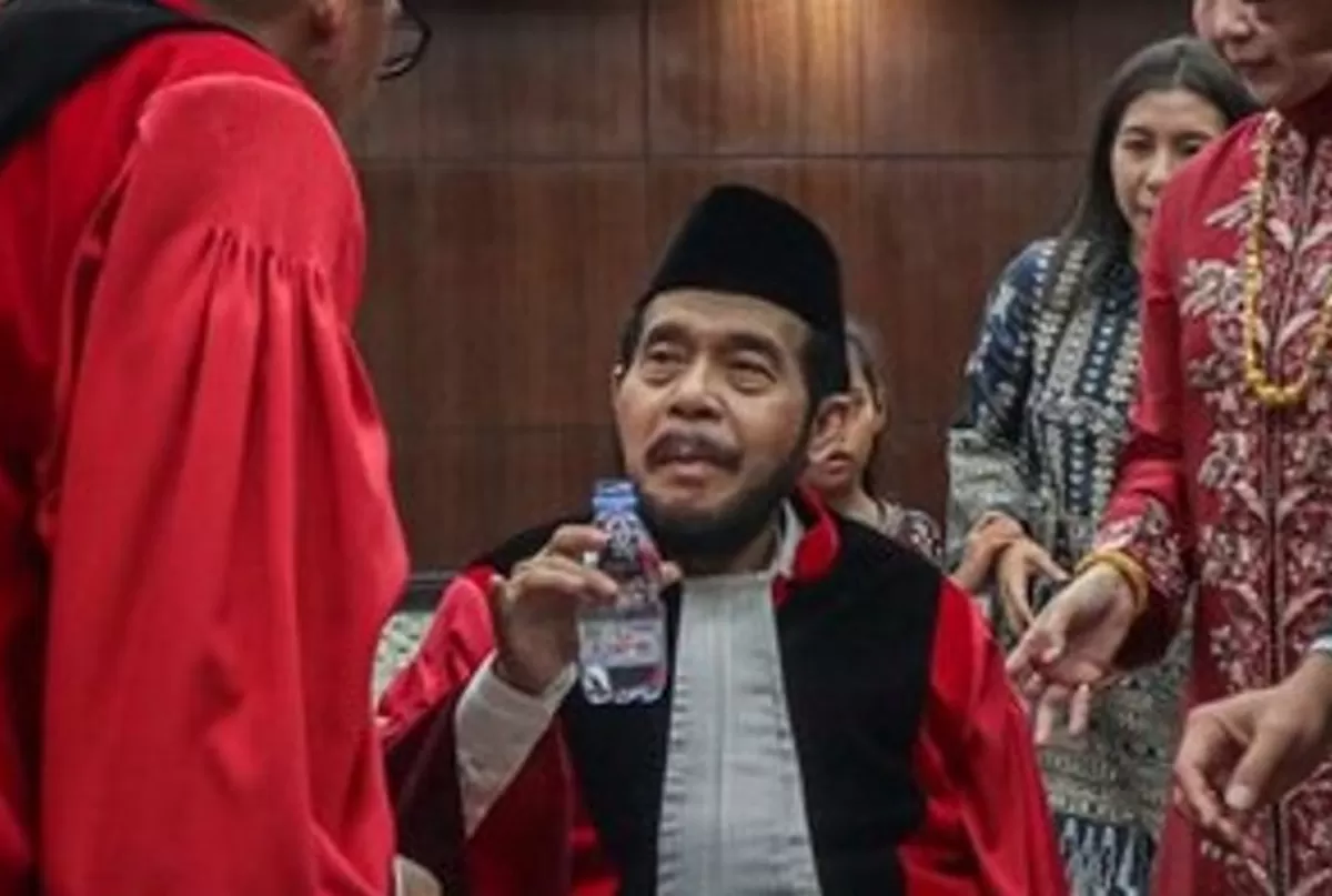 Anwar Usman pingsan di gedung MK karena banyak begadang.(foto: cnnindonesia.com)