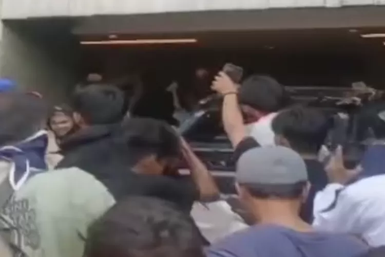 Massa hancurkan mobil Sahroni. Foto: Istimewa 