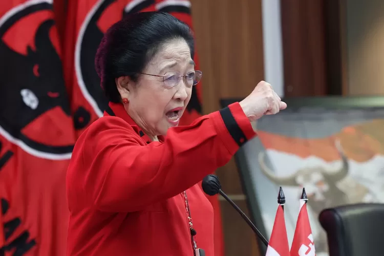 Menyongsong Pilkada 2024 dengan kedisiplinan dan kejujuran: Pesan Megawati untuk para kader. Optimalkan kinerja, hadapi tantangan, dan raih kepercayaan. (Ketua Umum Megawati Soekarnoputri/ HukamaNews.com)