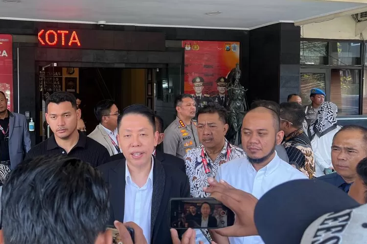 Ketua Bidang Hukum IIPG, Prof Dr Henry Indraguna memberikan keterangan kepada media terkait kasus penganiayaan anak selebgram asal Kota Malang, Emy Aghnia Punjabi yang berinisial JAP (3,5). (Istimewa)